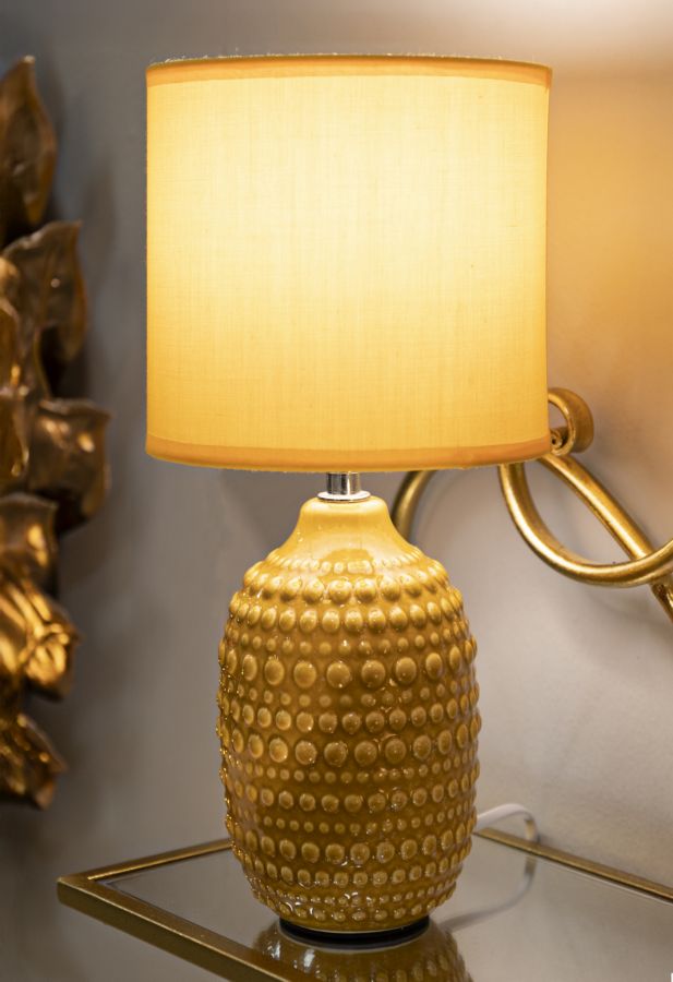 Lámpara de noche de cerámica mostaza con pantalla de tela – Points Collection