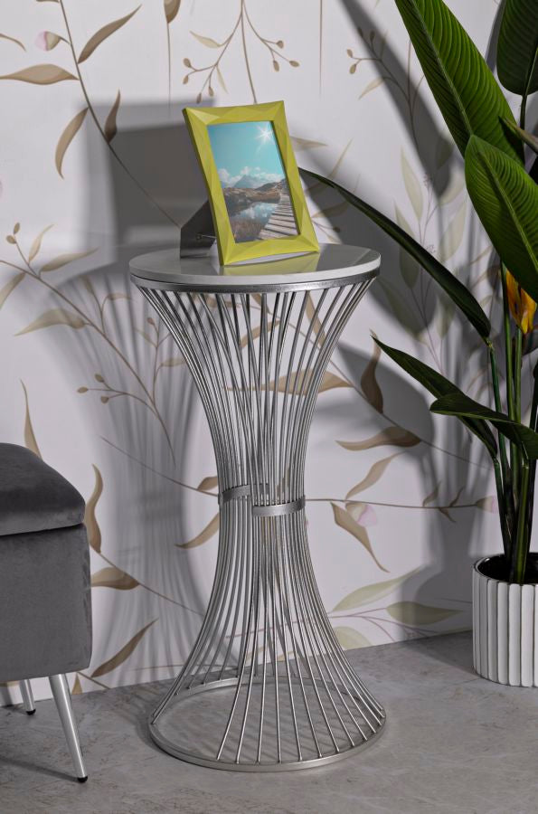 Mesa auxiliar redonda de mármol artificial con base de metal – Funnel estilo moderno