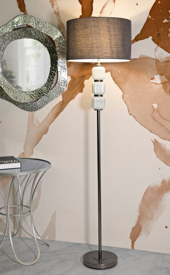 Lámpara de pie blanca y plateada con pantalla de tela – Bright One moderna
