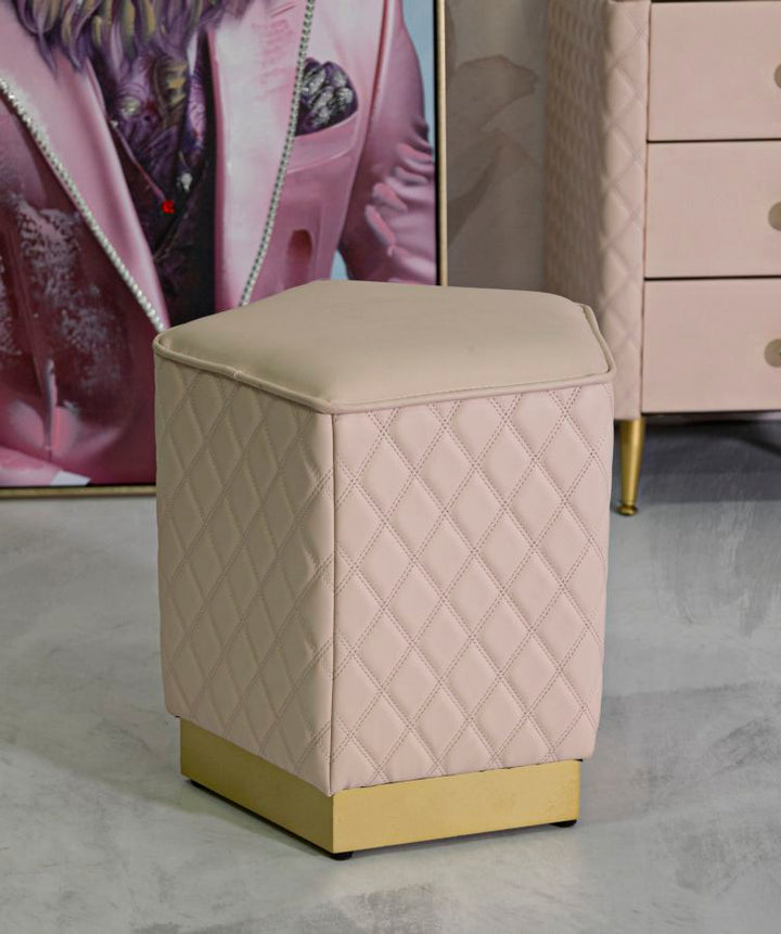 Taburete pentagonal tapizado con base dorada – Sharon asiento de acento