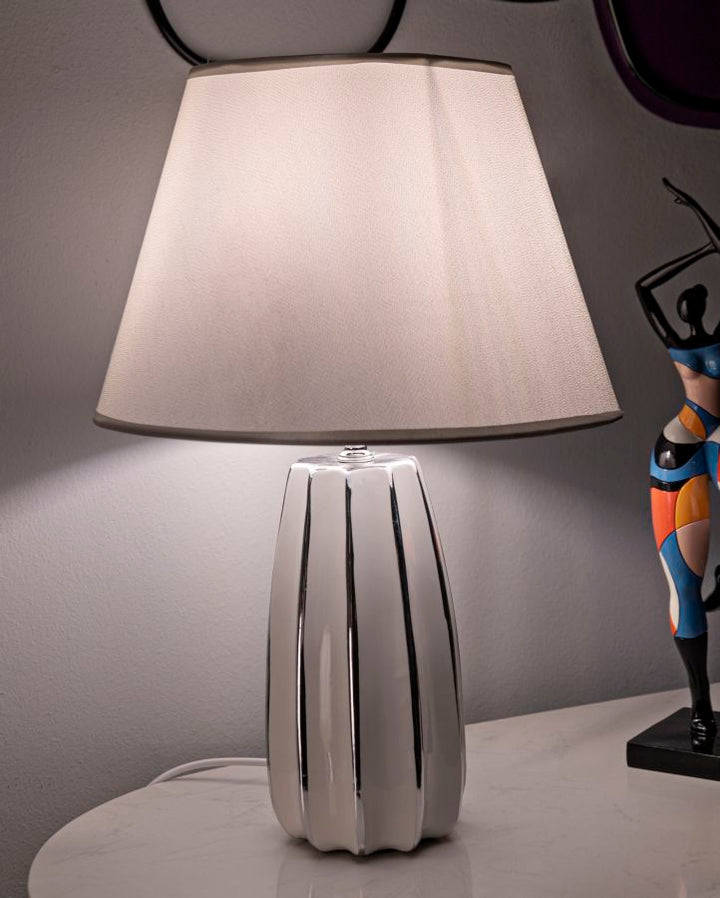 Lámpara de mesa de cerámica blanca con pantalla de tela – Emmi diseño moderno