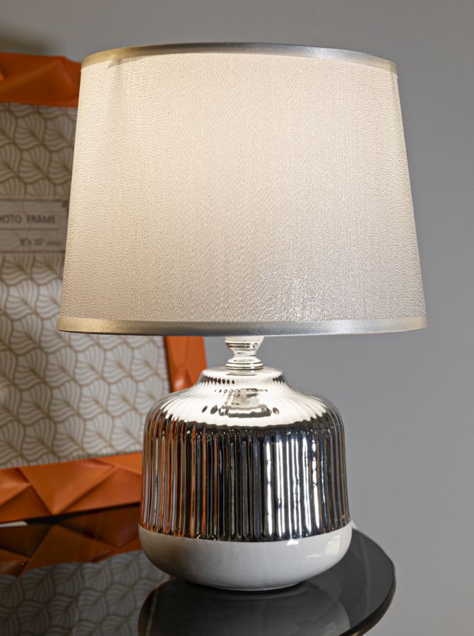 Lámpara de mesa blanca y plateada con pantalla de tela – Lucina Collection