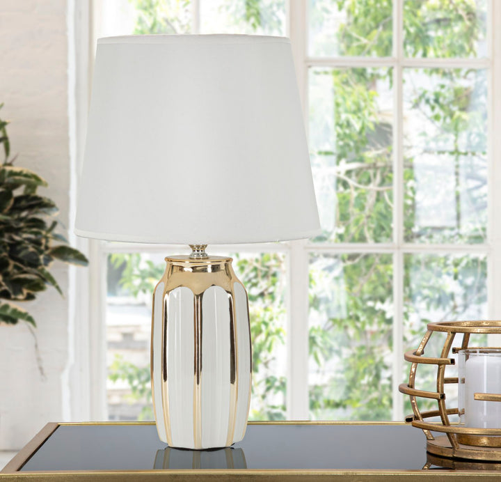 Lámpara de mesa de cerámica blanca con pantalla de tela – Cassy acento moderno