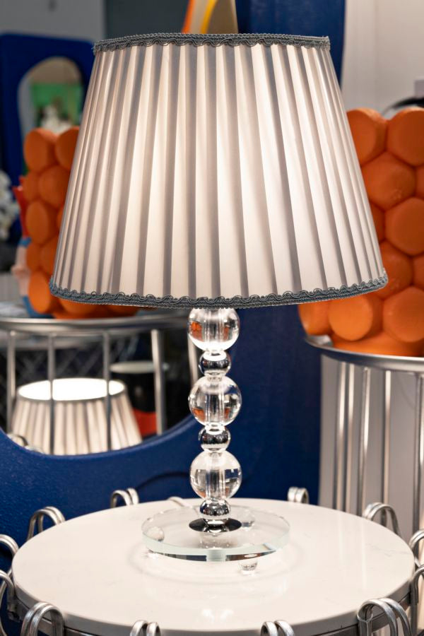 Lámpara de mesa de tela gris con base decorativa – Tolly Collection