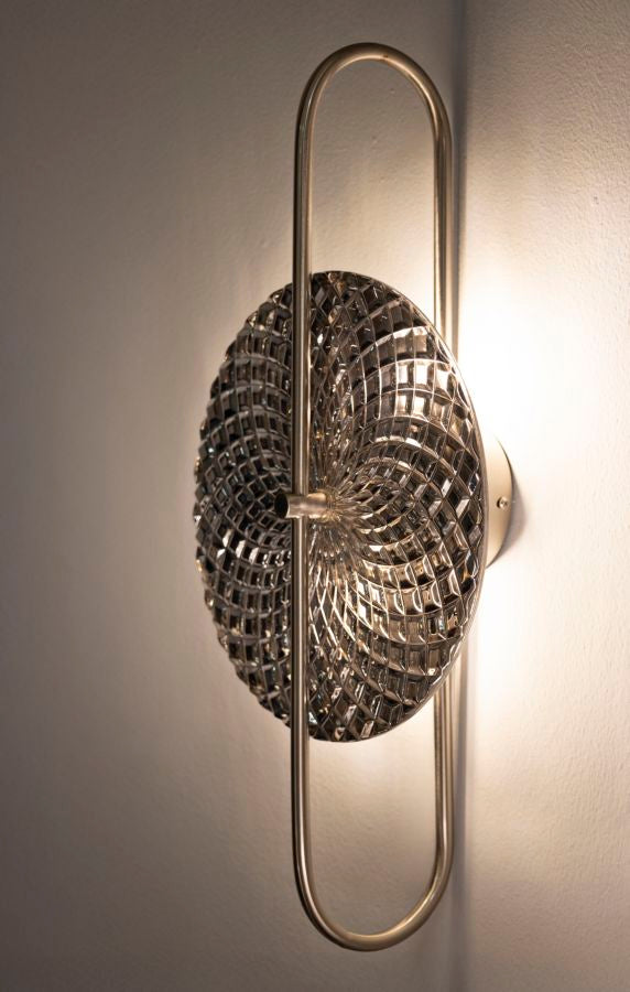 Aplique de pared plateado y blanco con patrón decorativo – Slivery acento