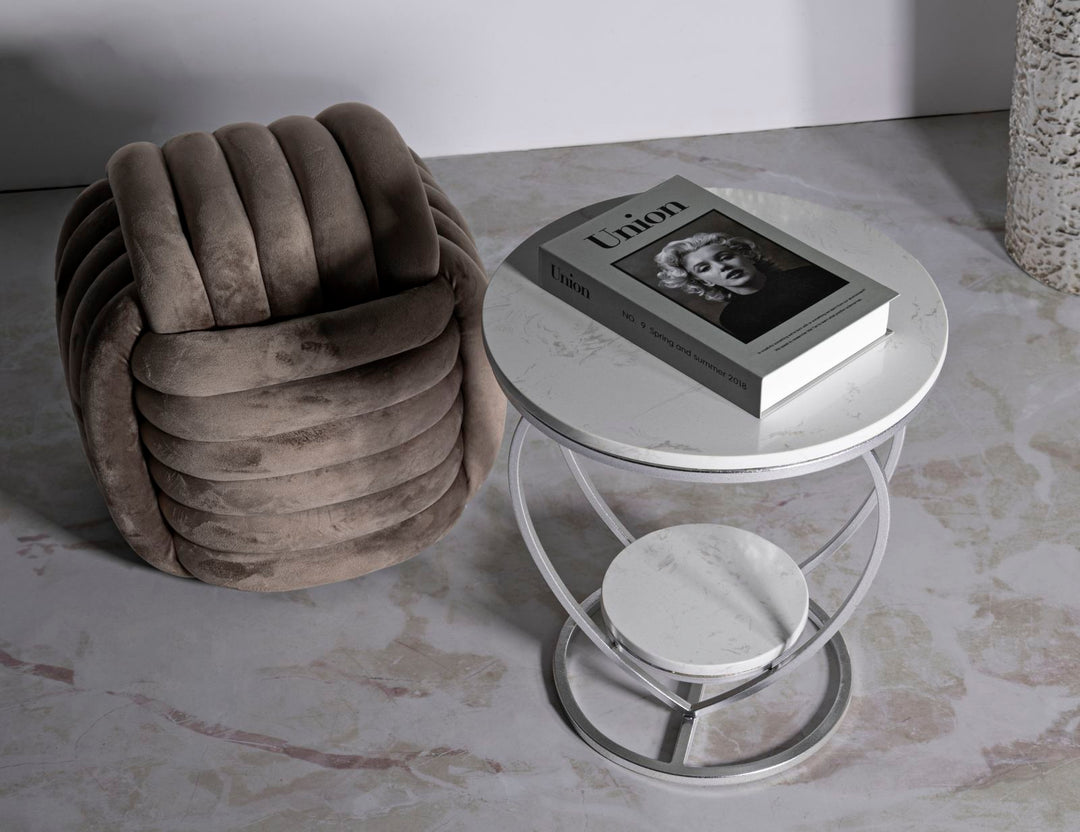 Mesa auxiliar de metal plateado con base en forma de corazón – Heart acento moderno