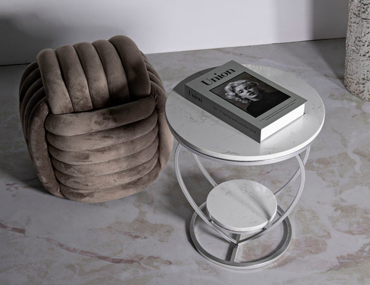 Mesa auxiliar de metal plateado con base en forma de corazón – Heart acento moderno