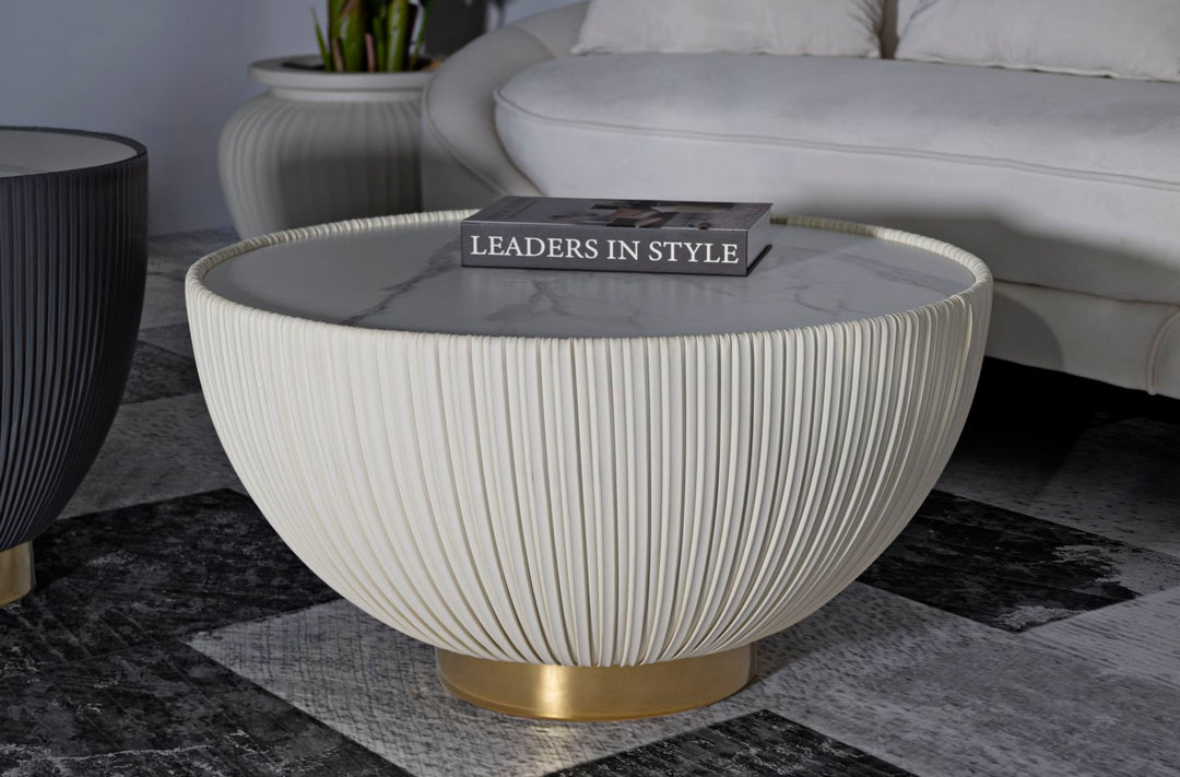 Mesa de centro redonda beige con base dorada – Elge diseño moderno