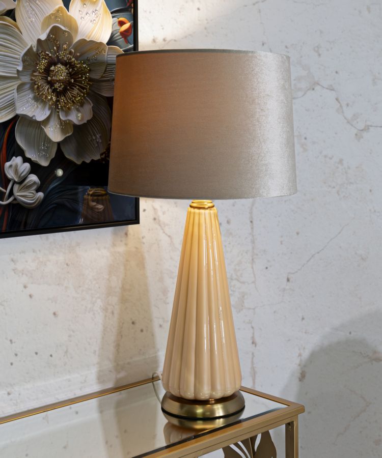 Lámpara de mesa dorada y beige con pantalla de tela – Perly contemporánea