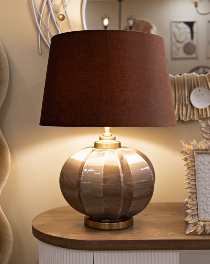 Lámpara de mesa de metal marrón con pantalla de tela – Prague contemporánea