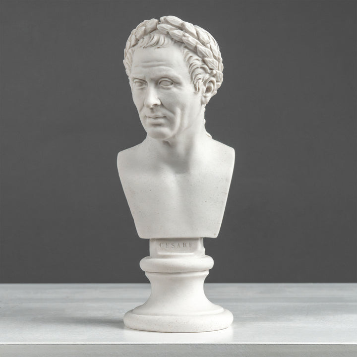 Escultura de busto de Julio César – Con corona de laurel victoriosa