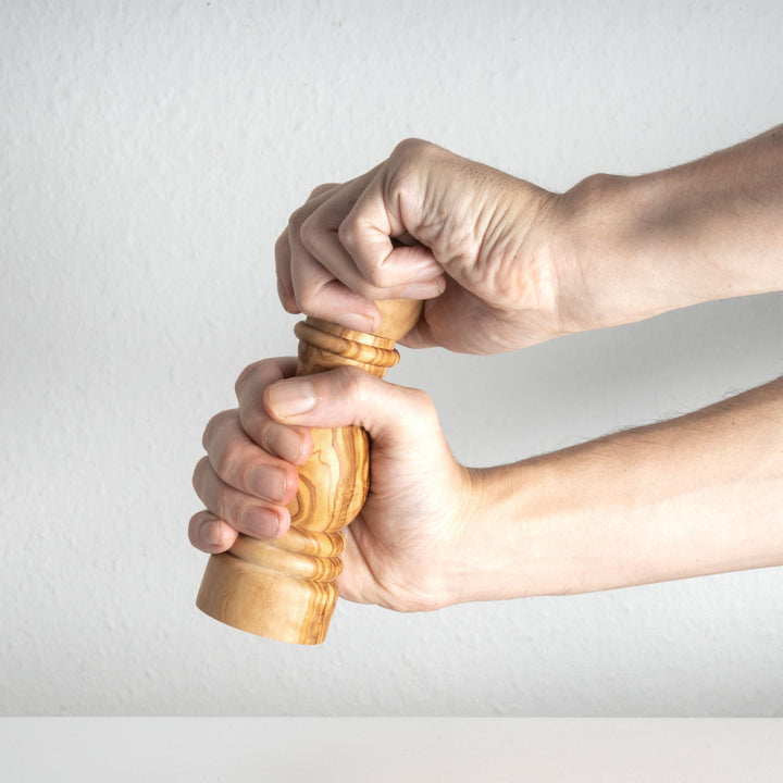 Molinillo tradicional de madera de olivo hecho a mano