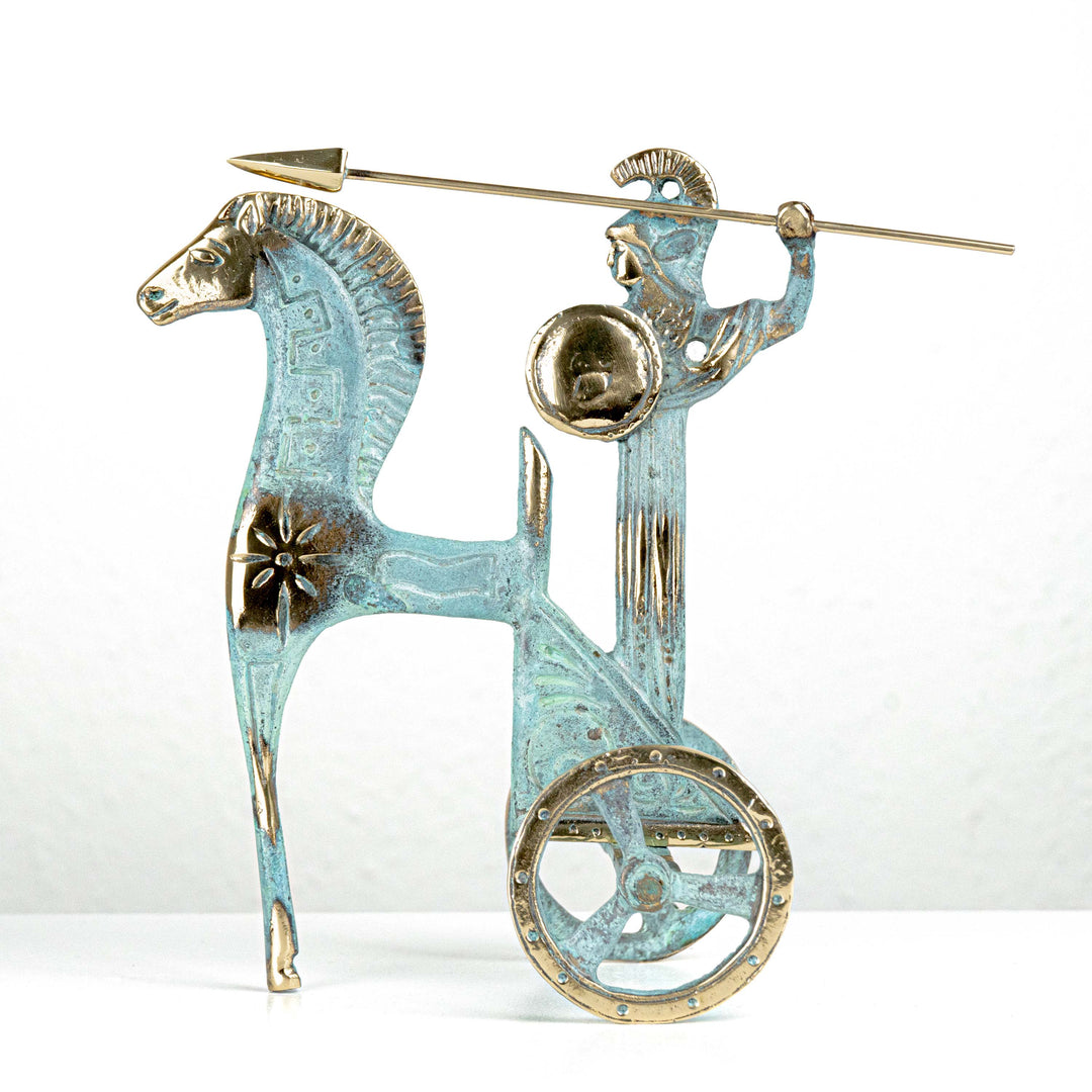 Estatua de Atenea en carro — diosa griega con lanza y escudo (Escultura de latón)