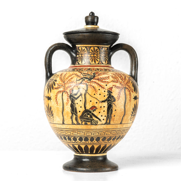 Vaso Griego de Figuras Negras con Escena de Cosecha de Aceitunas