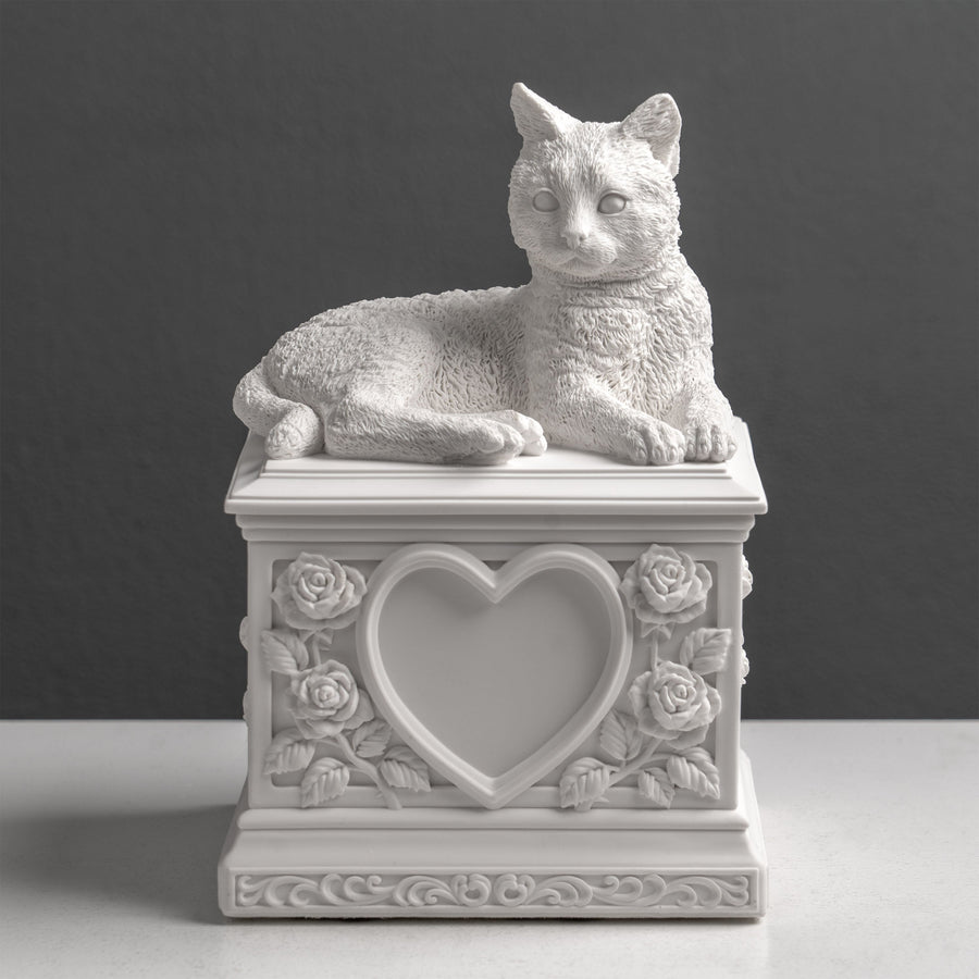 Urna funeraria para gatos con corazón y rosas (escultura de resina blanca)