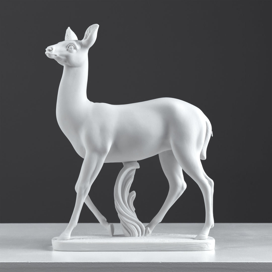 Estatua de Cierva — Escultura Elegante y Grácil