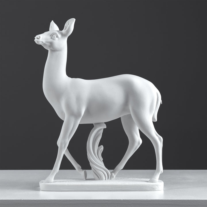 Estatua de Cierva — Escultura Elegante y Grácil