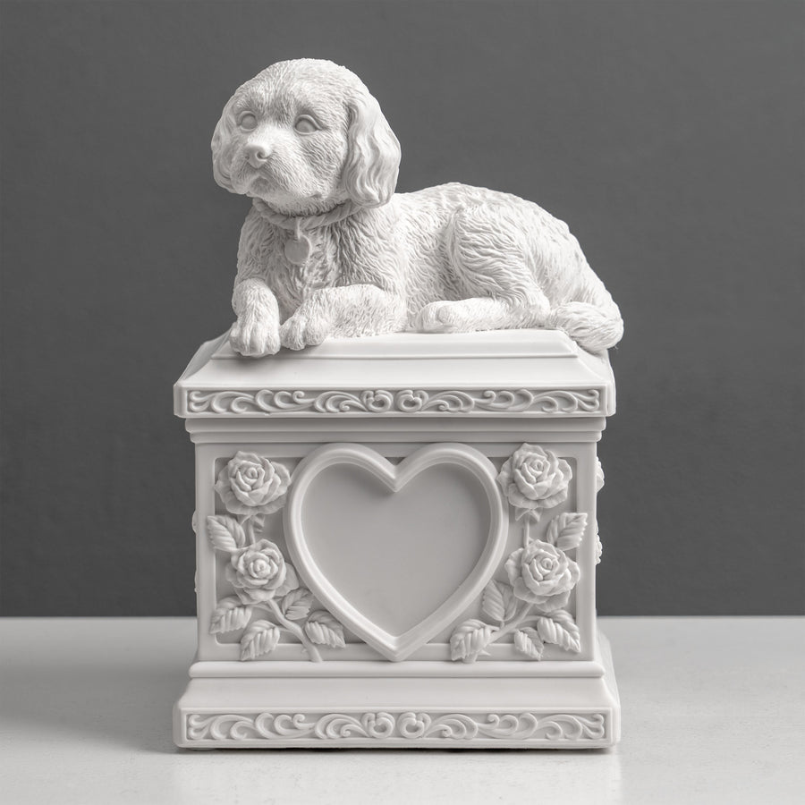 Urna funeraria para perros con corazón y rosas (escultura de resina blanca)