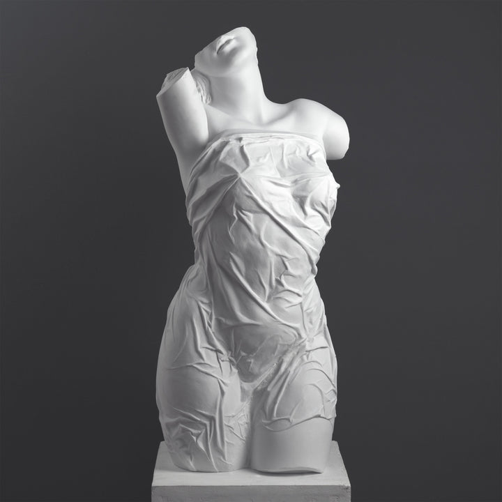 Escultura de Torso Femenino Drapado — Interpretación Contemporánea de una Forma Clásica