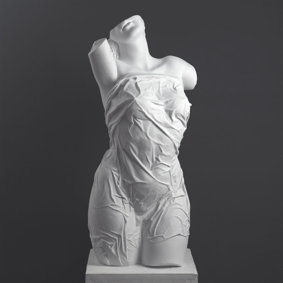 Escultura de Torso Femenino Drapado — Interpretación Contemporánea de una Forma Clásica