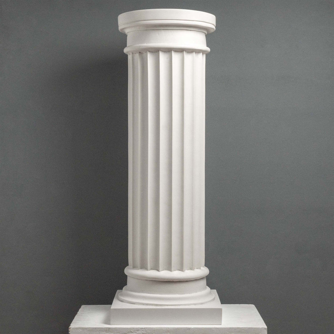 Columna estriada para busto – Pedestal decorativo clásico en blanco