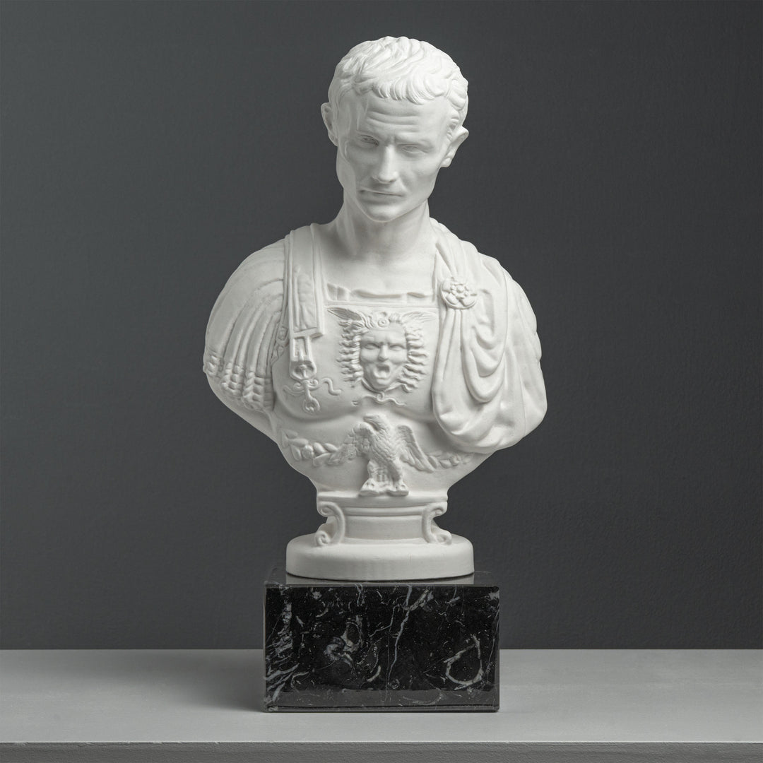 Busto de Julio César con coraza – según Andrea Ferrucci (sobre base de mármol negro)