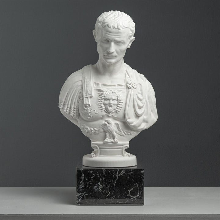 Busto de Julio César con coraza – según Andrea Ferrucci (sobre base de mármol negro)
