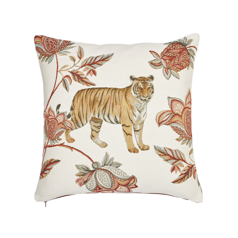 Cojín con tigre y flores sobre fondo blanco
