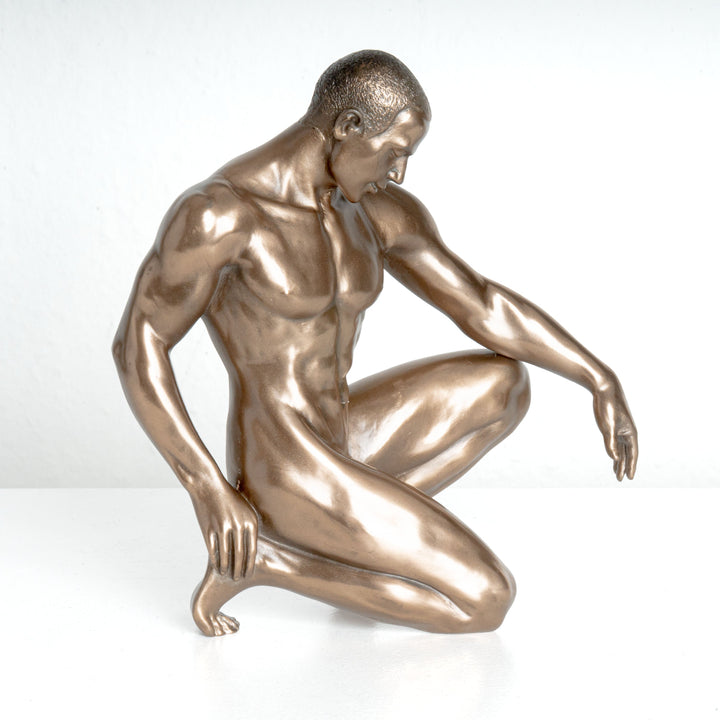 Estatua de hombre desnudo (Escultura de bronce fundido en frío)