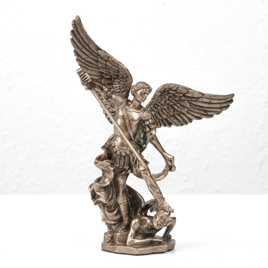 Figura de San Miguel Arcángel (pequeña estatua de bronce fundido en frío)