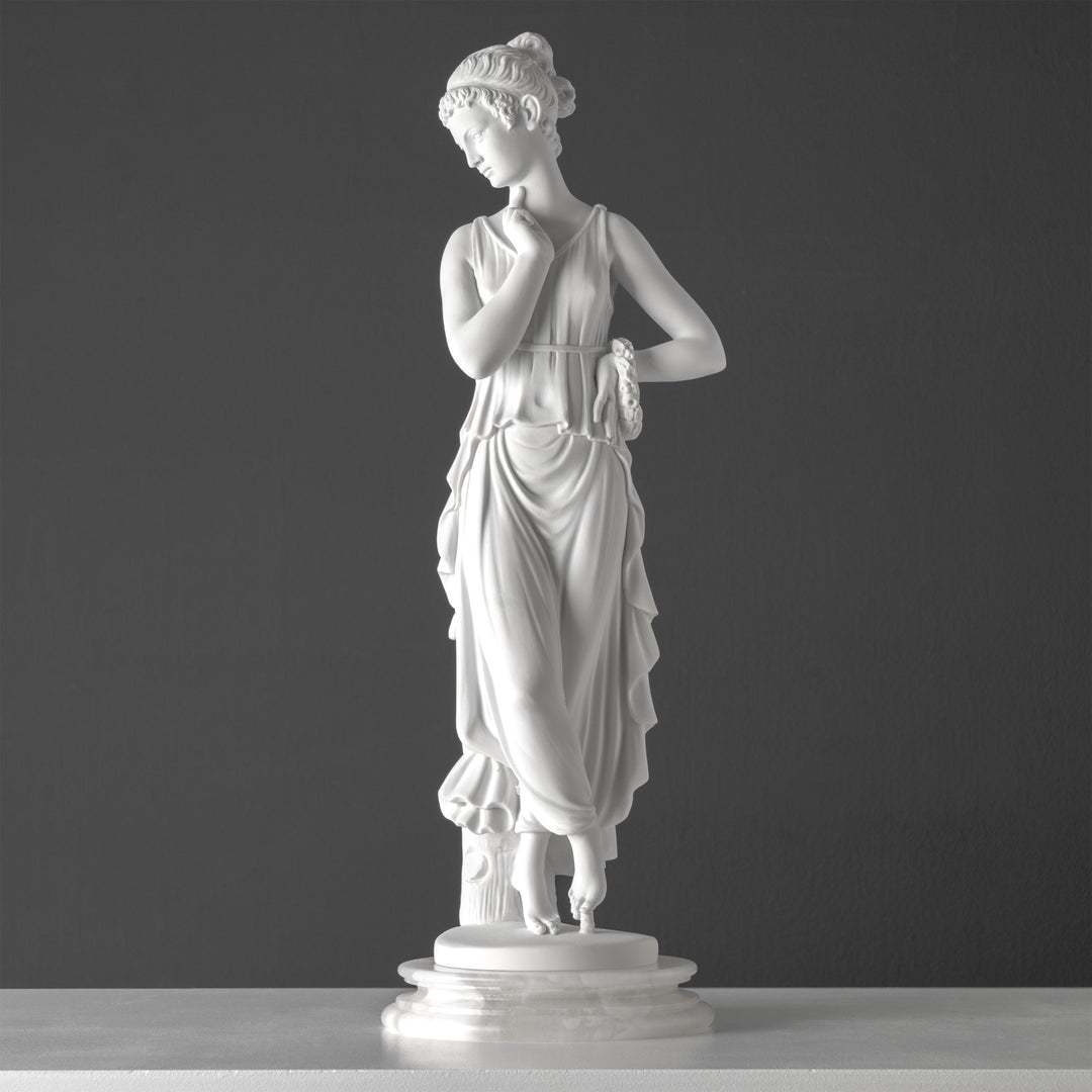 Escultura de Bailarina con el dedo en el mentón (según Antonio Canova)