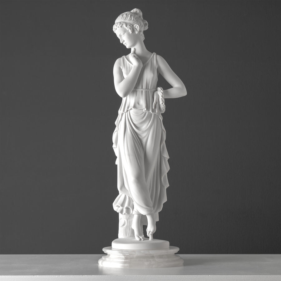 Escultura de Bailarina con el dedo en el mentón (según Antonio Canova)