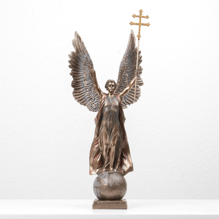 Estatua de San Gabriel Arcángel con la cruz patriarcal (escultura de bronce fundido en frío)
