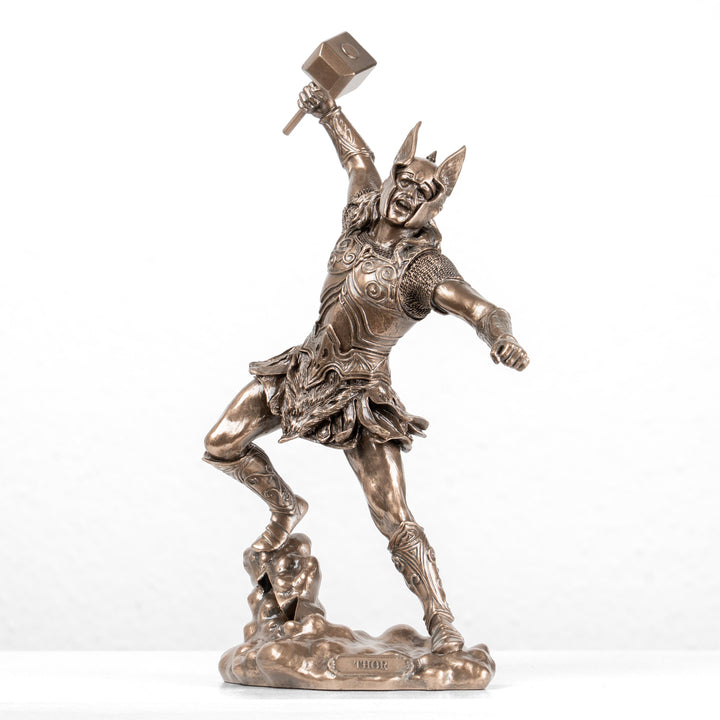 Estatua de Thor — Dios nórdico del trueno con Mjölnir (Escultura de bronce fundido en frío)