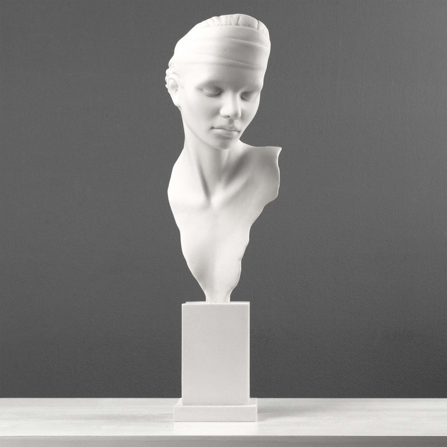Escultura de busto Serenity – Representación moderna de una joven