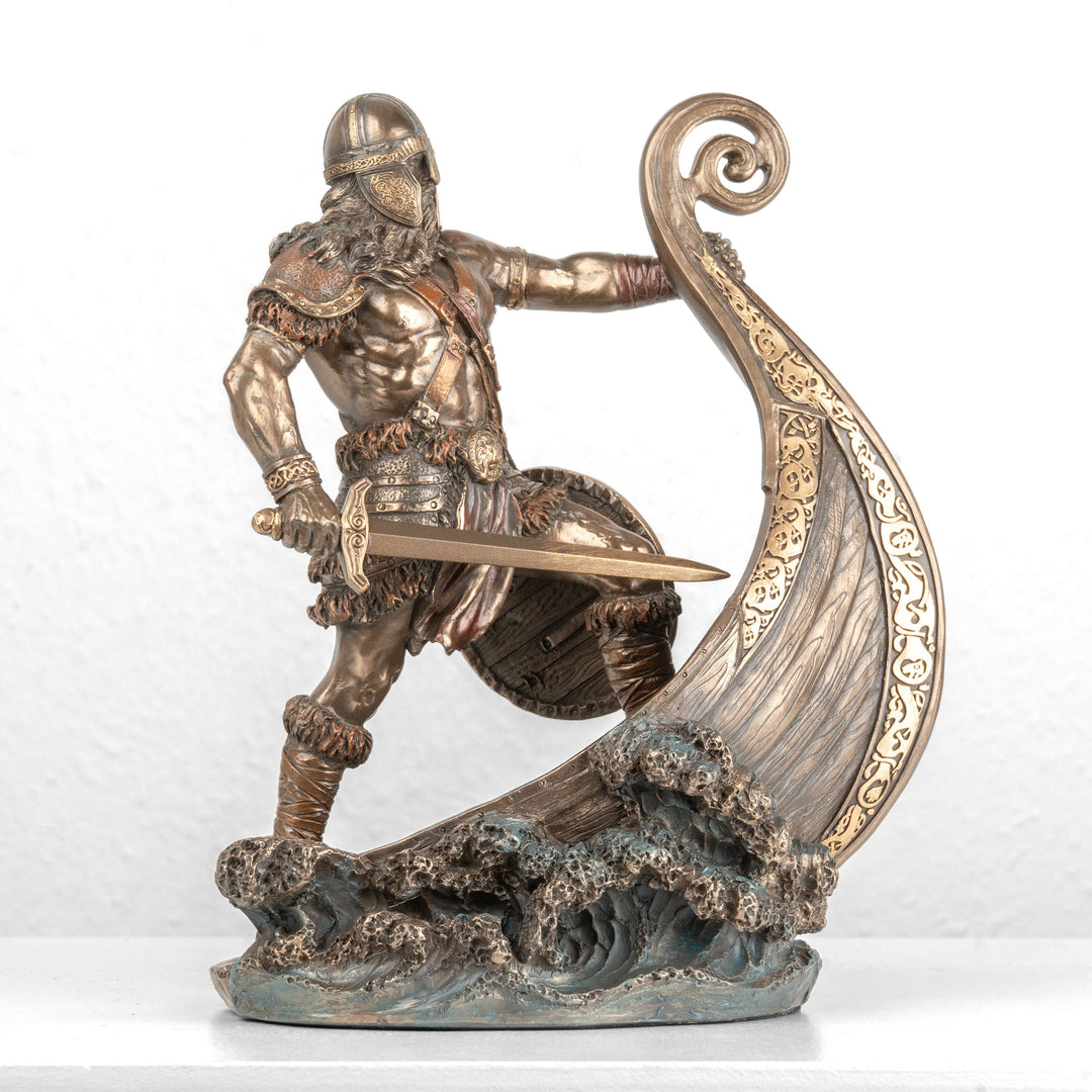 Estatua de guerrero vikingo con espada y drakkar (Escultura de bronce fundido en frío)