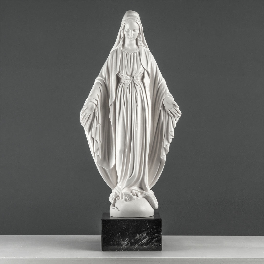 Estatua de la Virgen María – Nuestra Señora de la Gracia (sobre base de mármol negro)