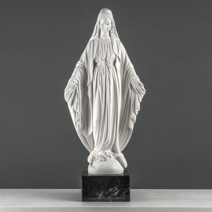 Estatua de la Virgen María – Nuestra Señora de la Gracia (sobre base de mármol negro)