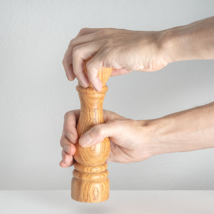 Molinillo tradicional de madera de olivo hecho a mano