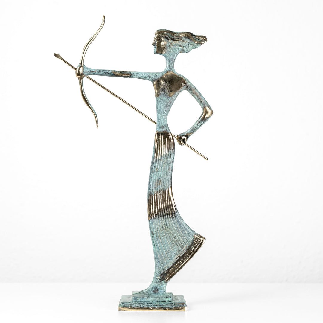 Estatua de Artemisa — diosa griega de la caza (Escultura de latón)