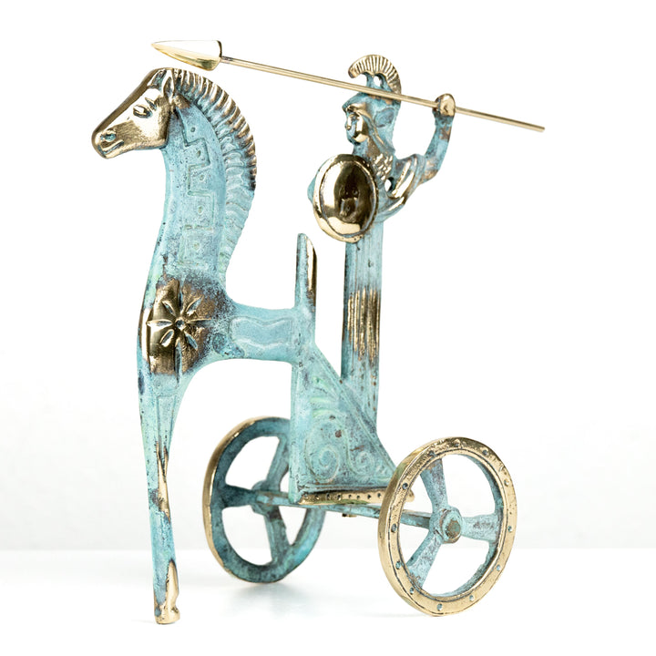 Estatua de Atenea en carro — diosa griega con lanza y escudo (Escultura de latón)