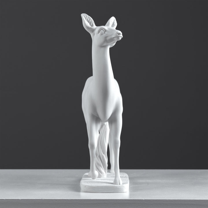 Estatua de Cierva — Escultura Elegante y Grácil