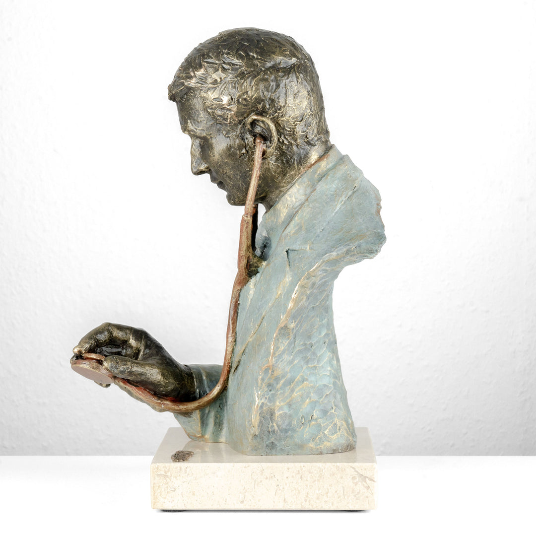 Escultura Médico de Anglada sobre Base de Mármol
