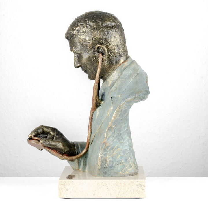 Escultura Médico de Anglada sobre Base de Mármol