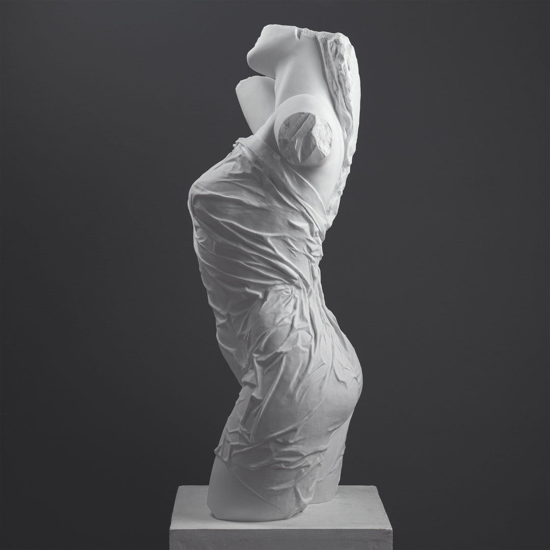 Escultura de Torso Femenino Drapado — Interpretación Contemporánea de una Forma Clásica