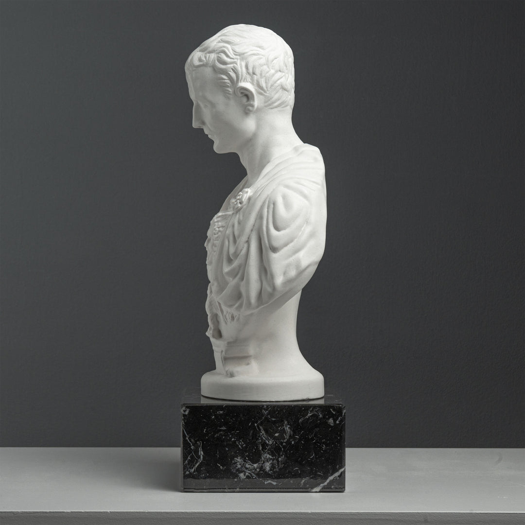Busto de Julio César con coraza – según Andrea Ferrucci (sobre base de mármol negro)