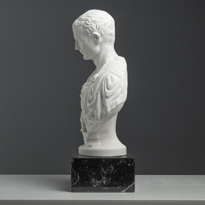 Busto de Julio César con coraza – según Andrea Ferrucci (sobre base de mármol negro)