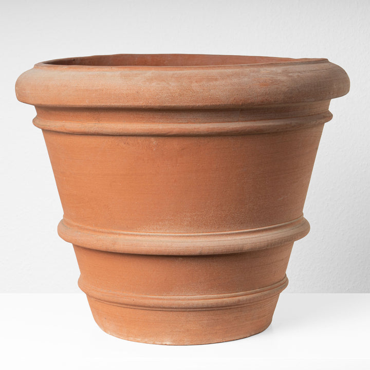 Macetero grande de terracota (Borde redondeado y bandas en relieve)