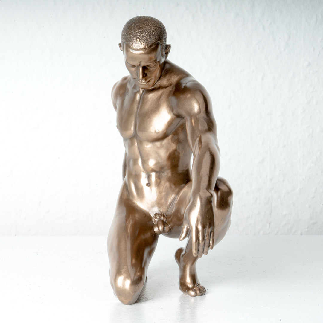 Estatua de hombre desnudo (Escultura de bronce fundido en frío)