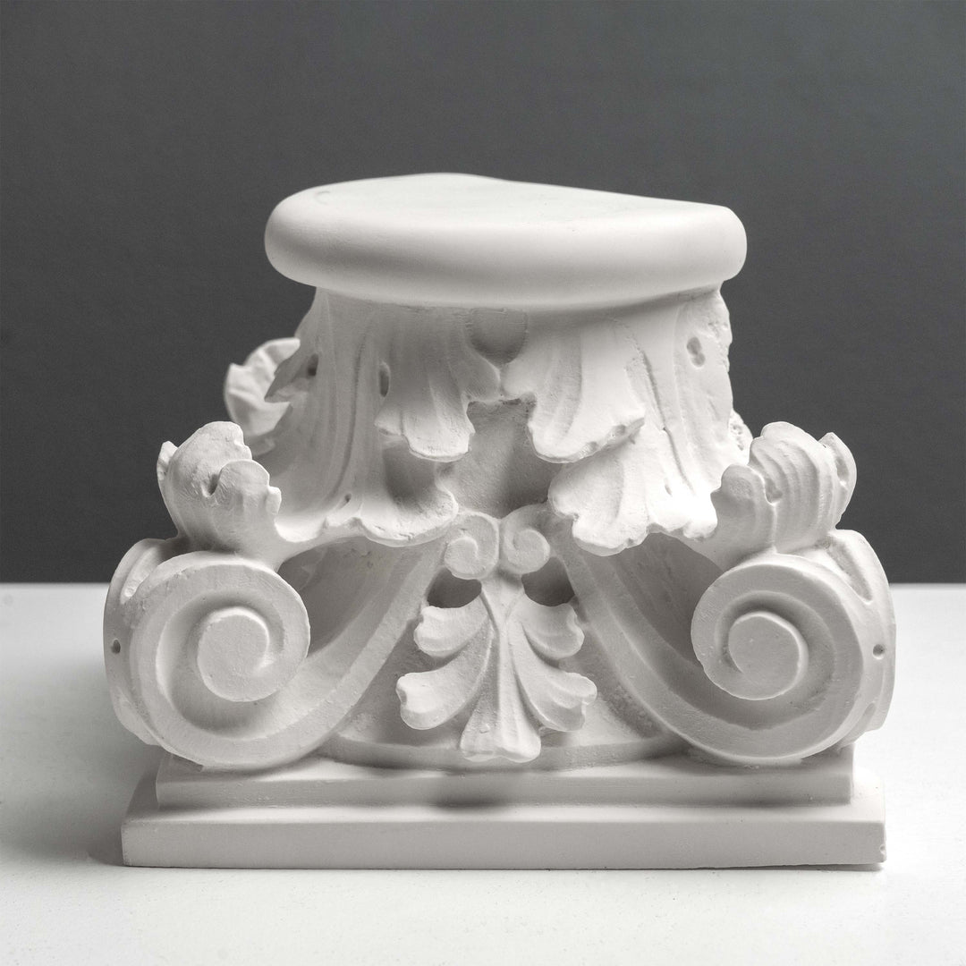 Estatua de Capitel Romano – Escultura Inspirada en la Arquitectura Clásica
